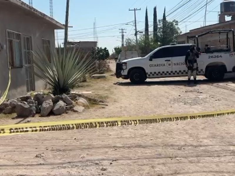Hallan a mujer sin vida detrás de secundaria en Celaya; junto a ella una piedra ensangrentada