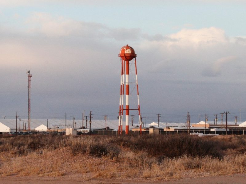 Inspección encuentra decenas de violaciones a normas de detención en campamento migratorio en Texas