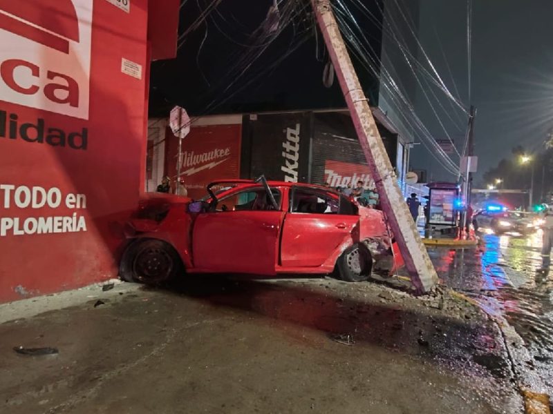 Derrapa y choca con poste y negocio; manejaba a exceso de velocidad y con aliento alcohólico