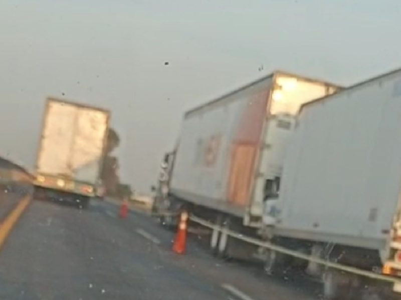 Muere conductor al impactar su camión en otro que estaba estacionado en la carretera Querétaro-Celaya