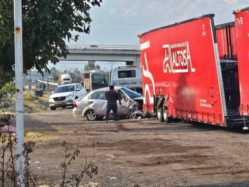 Conductor choca contra tráiler estacionado en el libramiento Irapuato-Valle de Santiago
