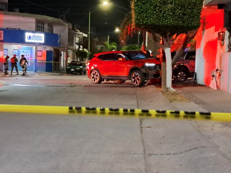 Disparan a joven conductor en Paseos de la Cima; choca en poste y fallece en hospital
