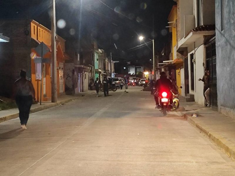 Atacan a balazos a hombre en la colonia El Ángel; familiares lo trasladan al hospital