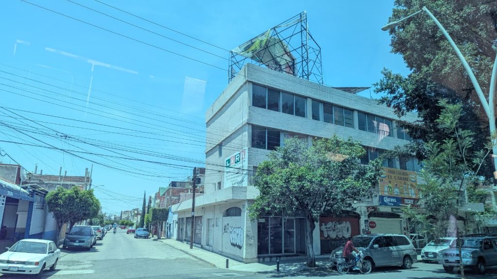 Retiran en Irapuato 31 espectaculares por riesgo y falta de permisos