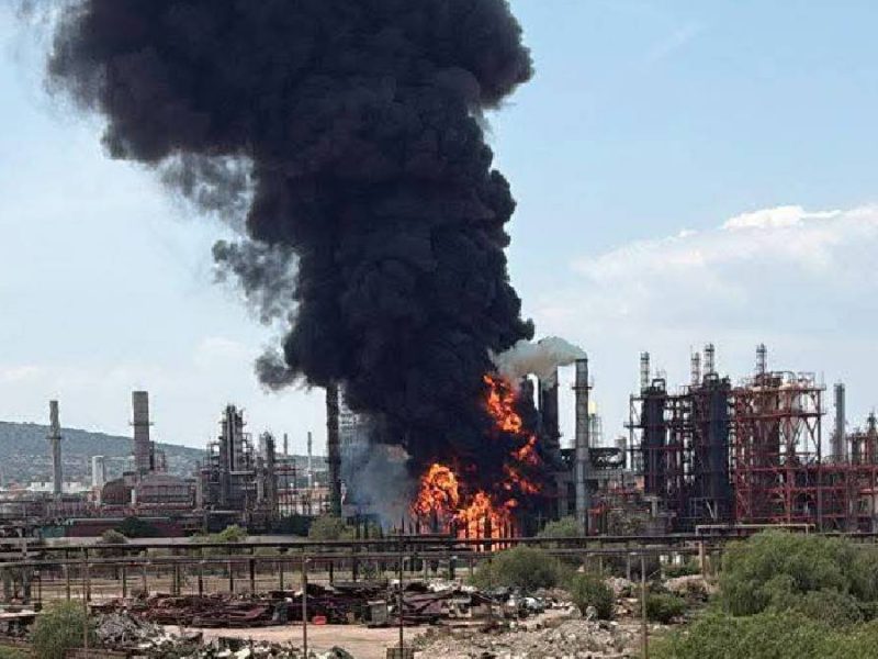 Reportan fuerte estruendo y columna de humo en refinería de Tula