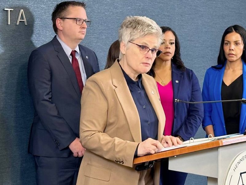 Acusan a agente del ICE de apuntar con su arma a ocupantes de un auto en Minneapolis