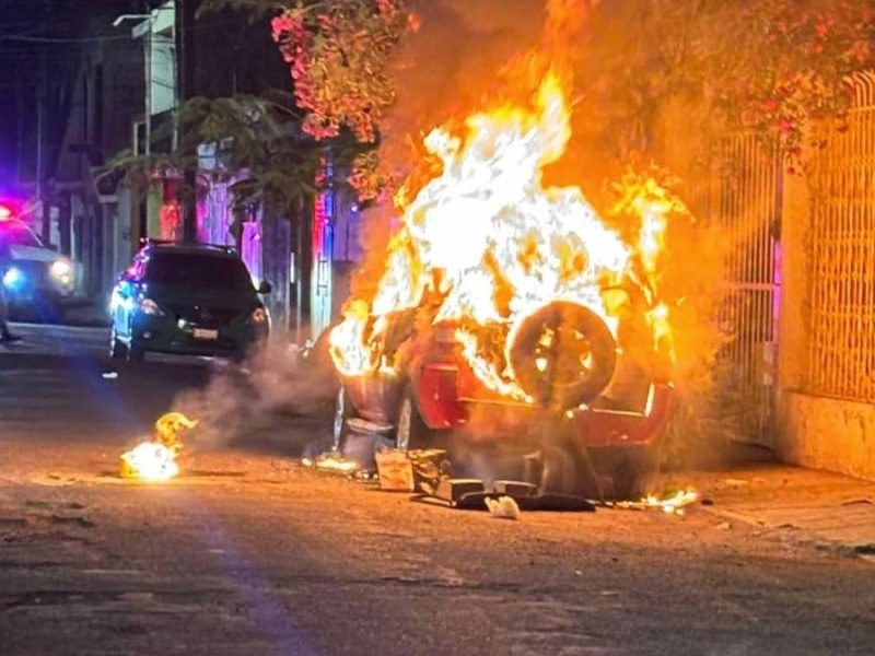 Camioneta se incendia en Fraccionamiento Independencia, de Irapuato; desconocen causa