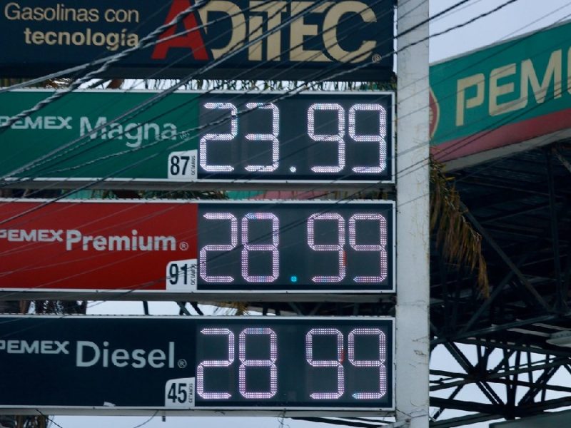 Acuerdan Gobierno y gasolineros bajar precio del diésel