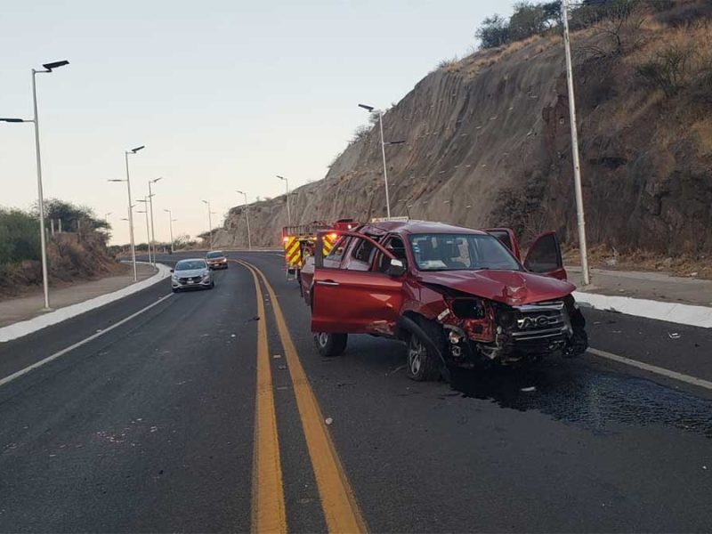 Accidente en Guanajuato: Camioneta termina destrozada tras chocar en acceso a Diego Rivera