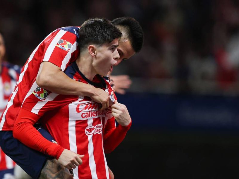 ¡Hormiga salvadora! Chivas rescata el empate ante Pumas de último minuto en un partidazo