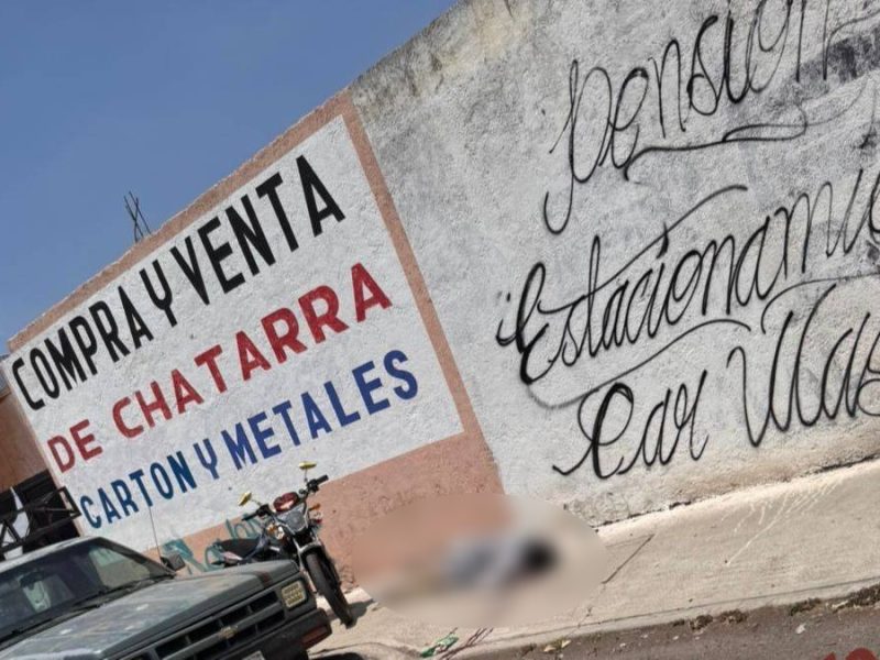 Matan a balazos a joven en Valle de Santiago; quedó tirado afuera de una chatarrera