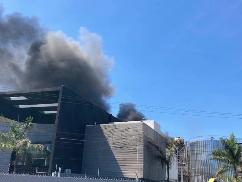 Alarma en Salamanca por fuerte incendio frente a la refinería; Pemex y Bomberos sofocan el fuego