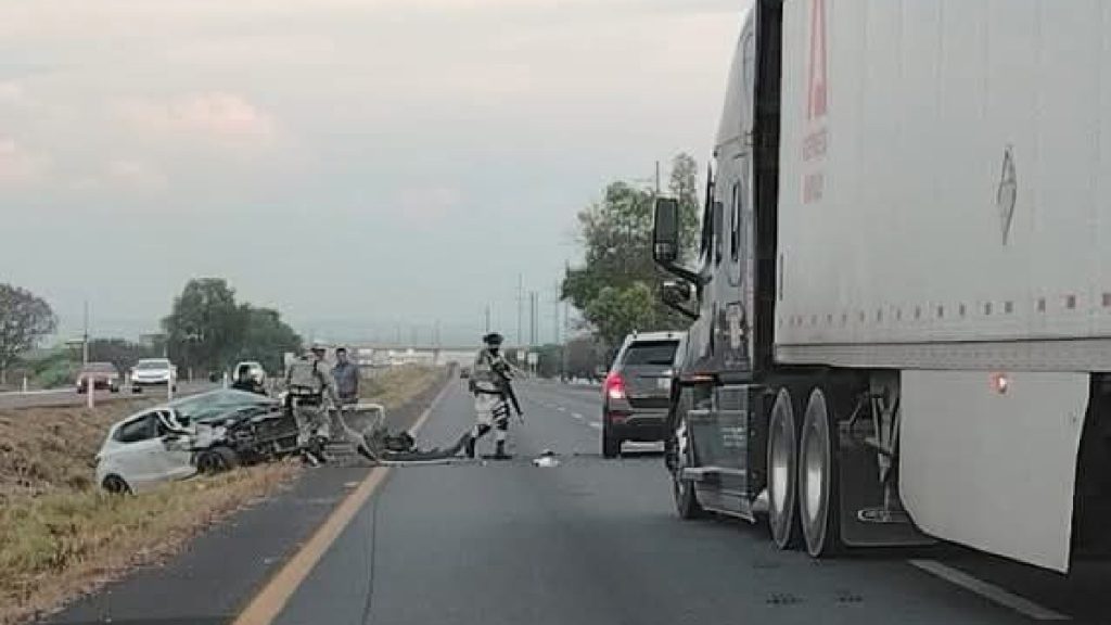 Fallece indigente en la carretera Celaya-Querétaro; luego se registra un choque vehicular
