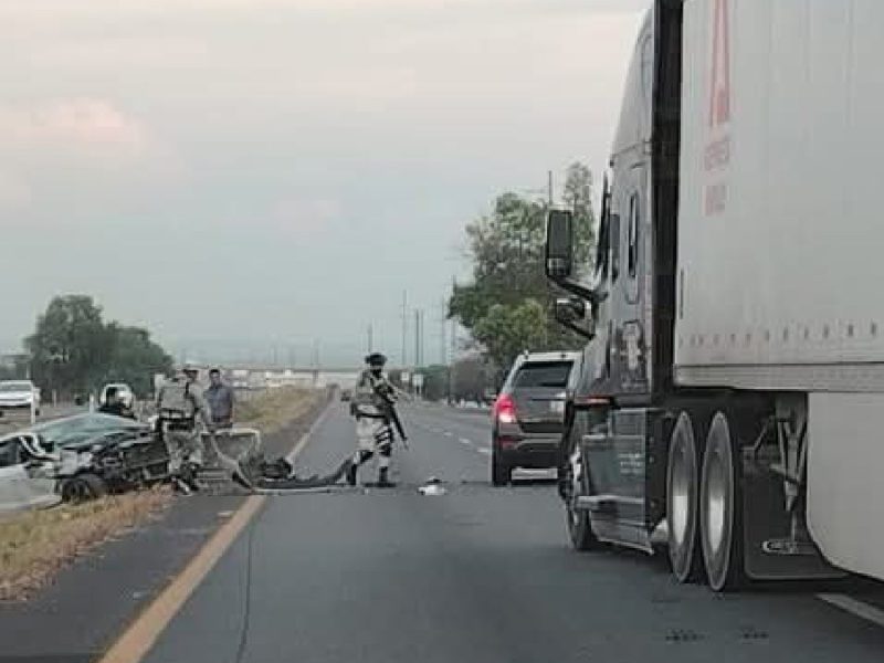 Fallece indigente en la carretera Celaya-Querétaro; luego se registra un choque vehicular