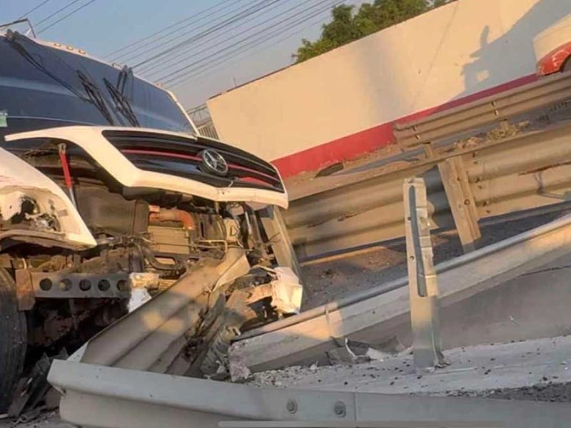 Accidente en Irapuato: Camión de transporte de personal pierde el control y paraliza la carretera federal