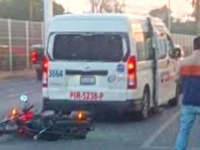 Accidente en Irapuato: Motociclista se estrella de frente contra camioneta de personal