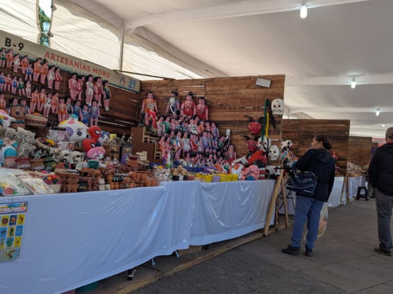 Tradición en Irapuato: Artesanos del cartón y la madera conquistan el Centro con juguetes típicos