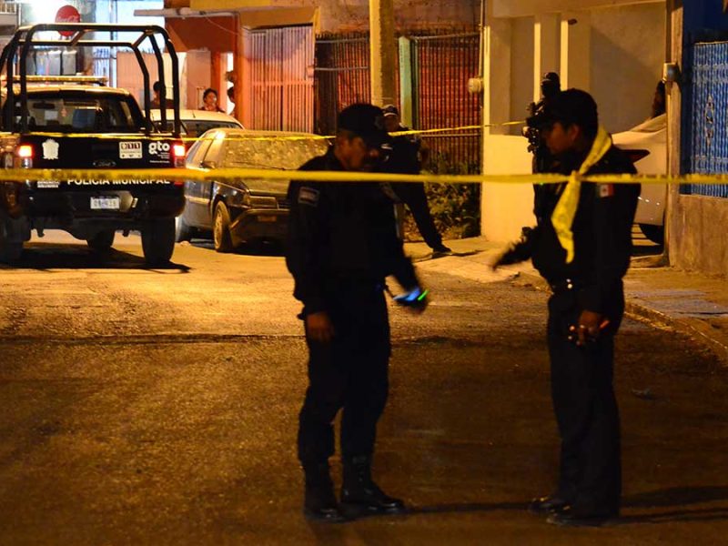 Intenta esconderse bajo un auto, pero sicario lo mata en Irapuato