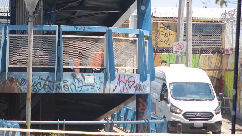 hombre mujer puente peatonal