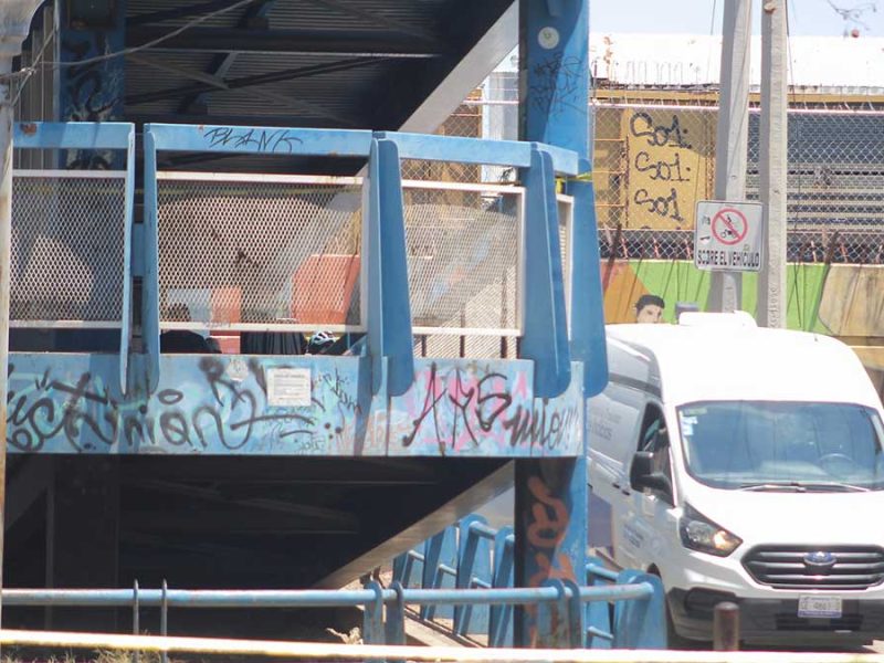 Hallan a hombre y mujer sin vida en paso de puente peatonal cerca del Centro de Irapuato