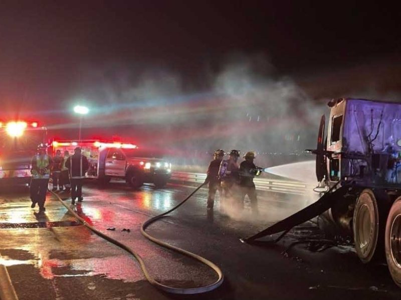 Voraz incendio de tráiler paraliza la autopista Celaya-Salamanca