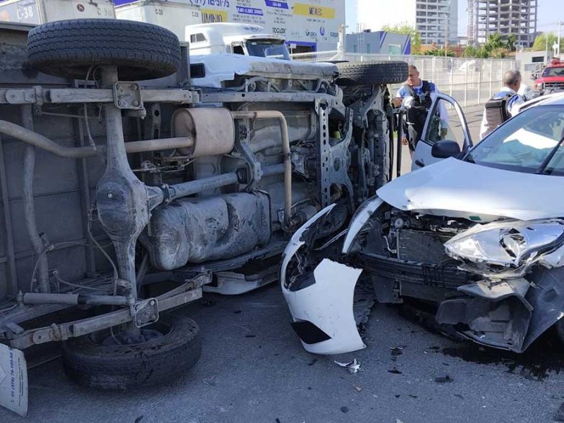 Accidente en León: Camioneta de carga termina volcada tras fuerte choque en el Morelos