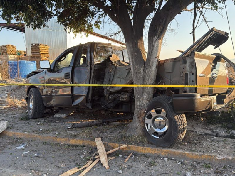 Conductor lucha por su vida en León: Camioneta destrozada tras chocar en Timoteo Lozano