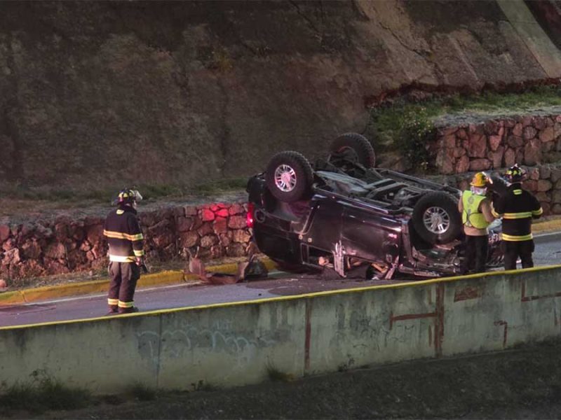 Hummer se estrella contra pared del Malecón del Río y vuelca; hay 3 lesionados