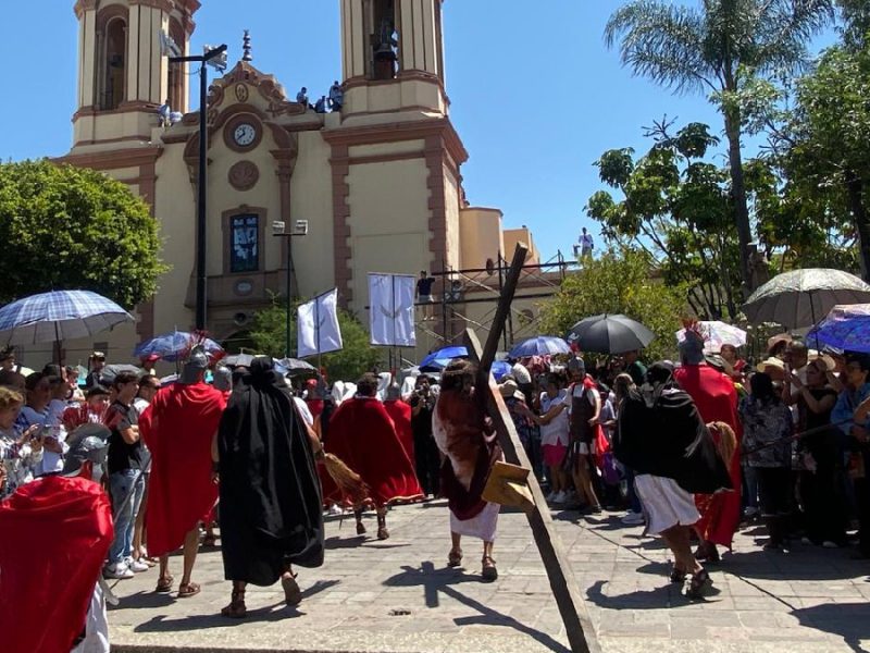 Fe inquebrantable: Miles desafían calor de 32°C en los emblemáticos Viacrucis de León