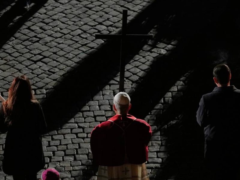 León XIV revive tradición al cargar la cruz en el Coliseo; la primera vez en décadas