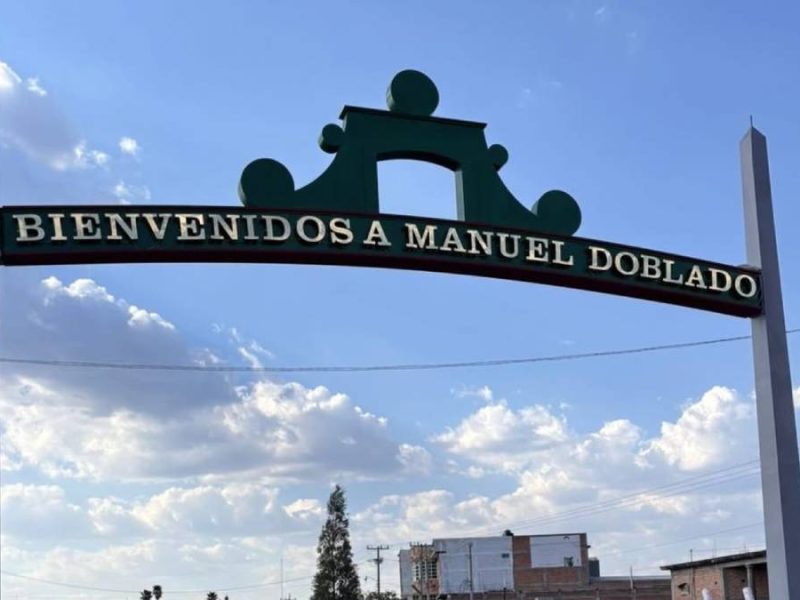 Renuevan letrero de acceso a Manuel Doblado tras 30 años