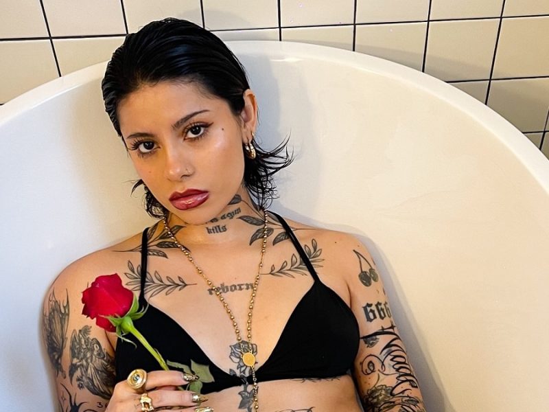 Modelo de video ‘Un Vals’ de Nodal reacciona a la polémica por su parecido a Cazzu