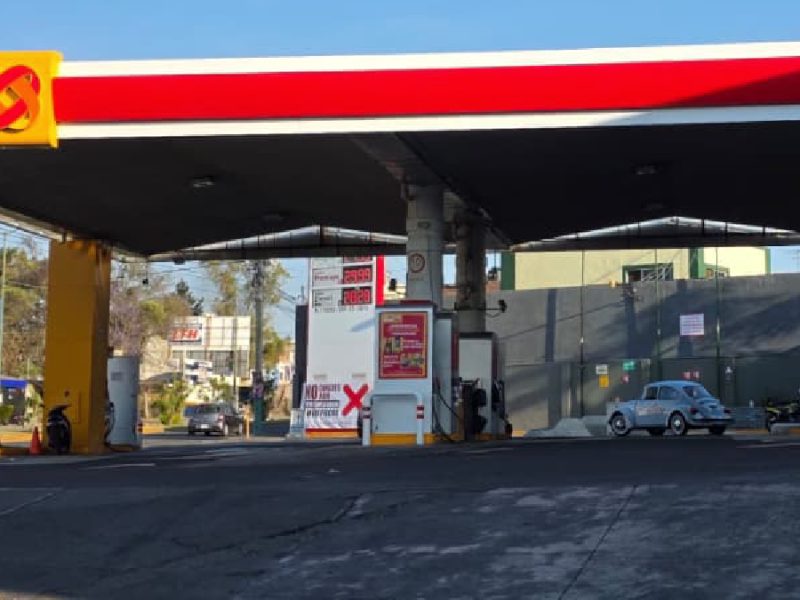 Profeco exhibe gasolinera en Moroleón con la lona: “No cargues aquí”
