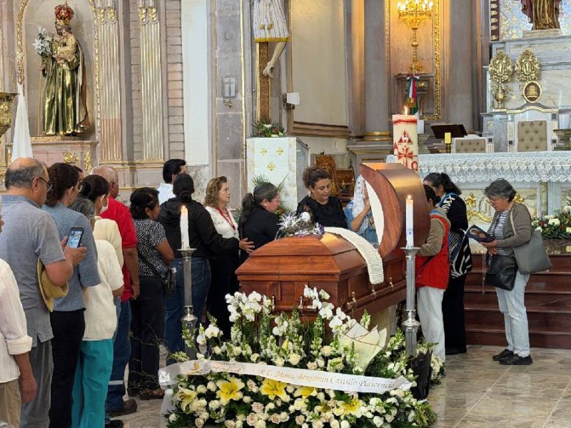 Despiden cientos de fieles al obispo emérito Benjamín Castillo; sacerdotes recuerdan que era un hombre de campo