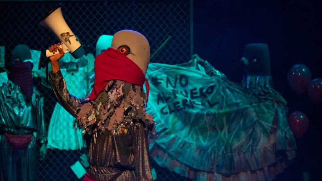 obra Bajo esta piedra hundirás tu iglesia