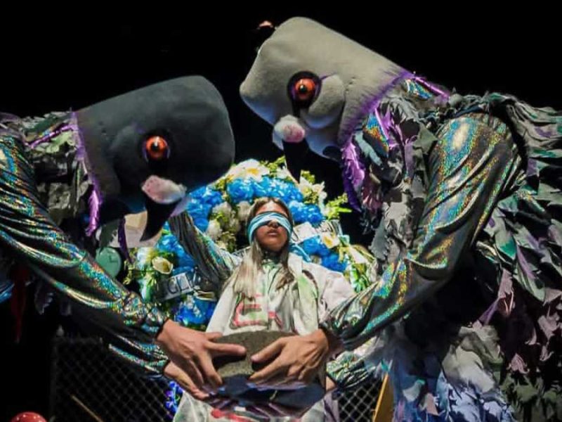 obra Bajo esta piedra hundirás tu iglesia