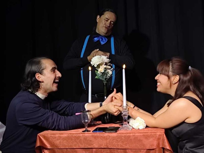 “Una noche sin palabras”: Presentan comedia teatral que critica la adicción a los celulares