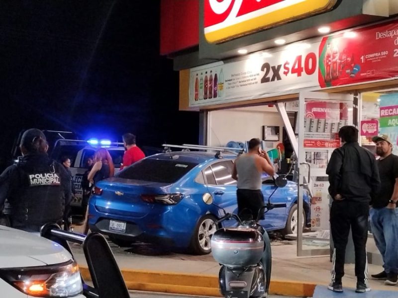 Pierde el control de auto y termina dentro de un Oxxo