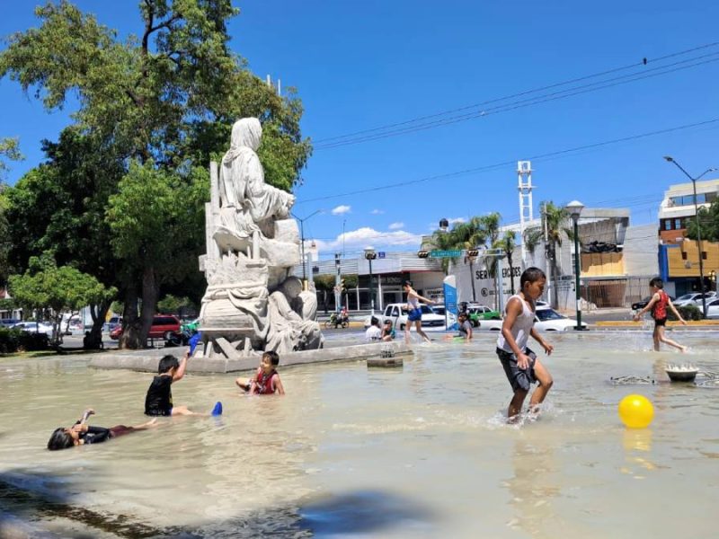 Convierten fuentes del Parque Hidalgo en balneario este Sábado de Gloria