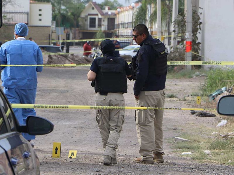 ‘Motosicarios’ interceptan a taxista y abren fuego frente a pasajeras; herido maneja al hospital
