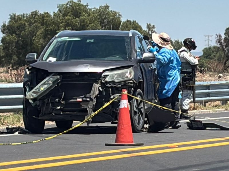 Enfrentan dos ladrones adolescentes de 17 y 18 años a policías en persecución
