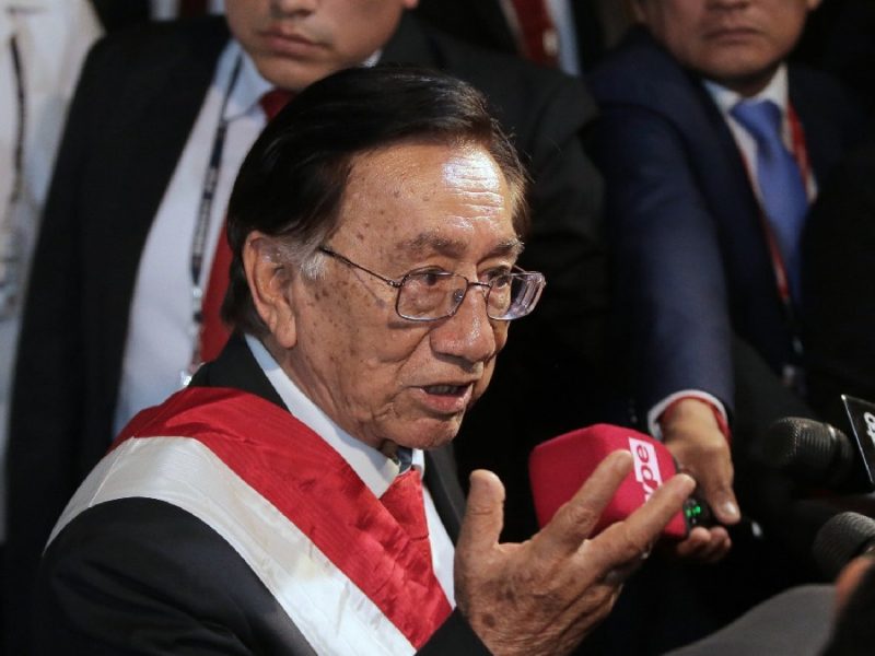 Asumen ministros en Perú luego de renuncia de antecesores por desacuerdo en compra de aviones