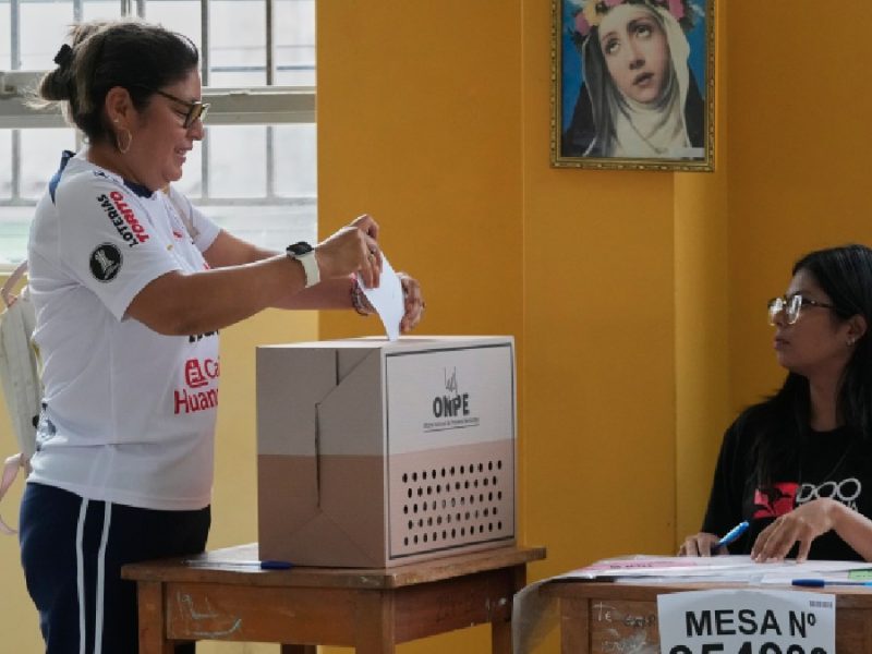 Fujimori y López Aliaga lideran el conteo de votos de la elección presidencial en Perú
