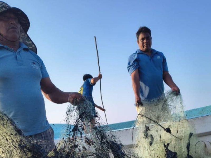 Pescadores de Tabasco y Veracruz recibirán 15 mil pesos tras derrame en el Golfo