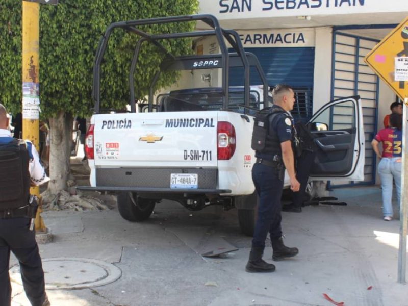 Policía de León provoca choque y se estampa contra clínica; habría ido a exceso de velocidad