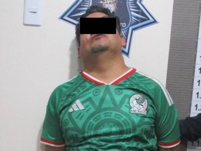 Detienen a hombre que amenazó con machete a policías en Guanajuato; cae de azotea al intentar huir