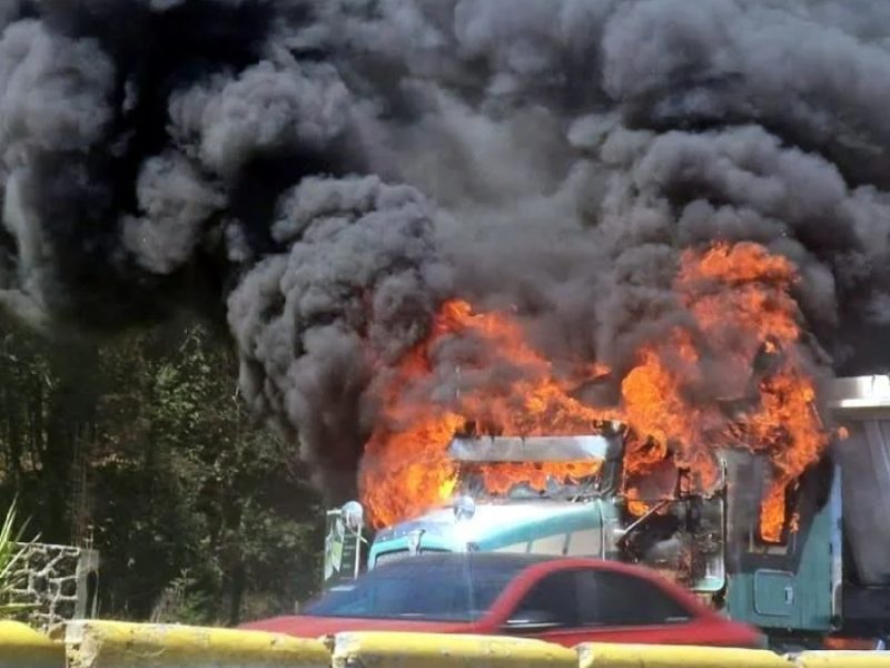 Desatan sindicatos de construcción balacera y quemas en la México-Puebla