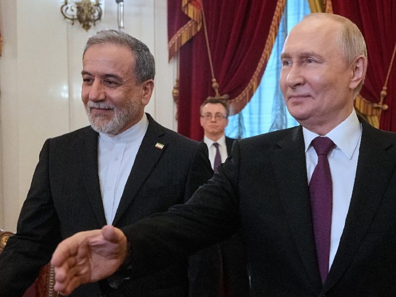 Irán ofrece abrir estrecho de Ormuz si EU levanta bloqueo y pone fin a guerra, dicen funcionarios