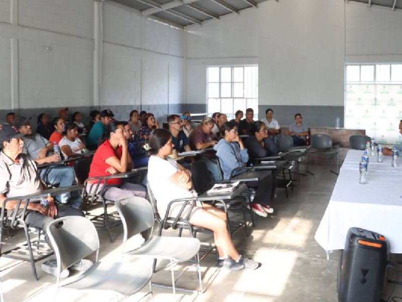 Exigen solución para la falta de agua en San Juan de Abajo; les habilitan paso seguro 