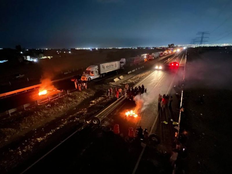 Habitantes de San Juan de Abajo bloquean la León-Aguascalientes por tres horas